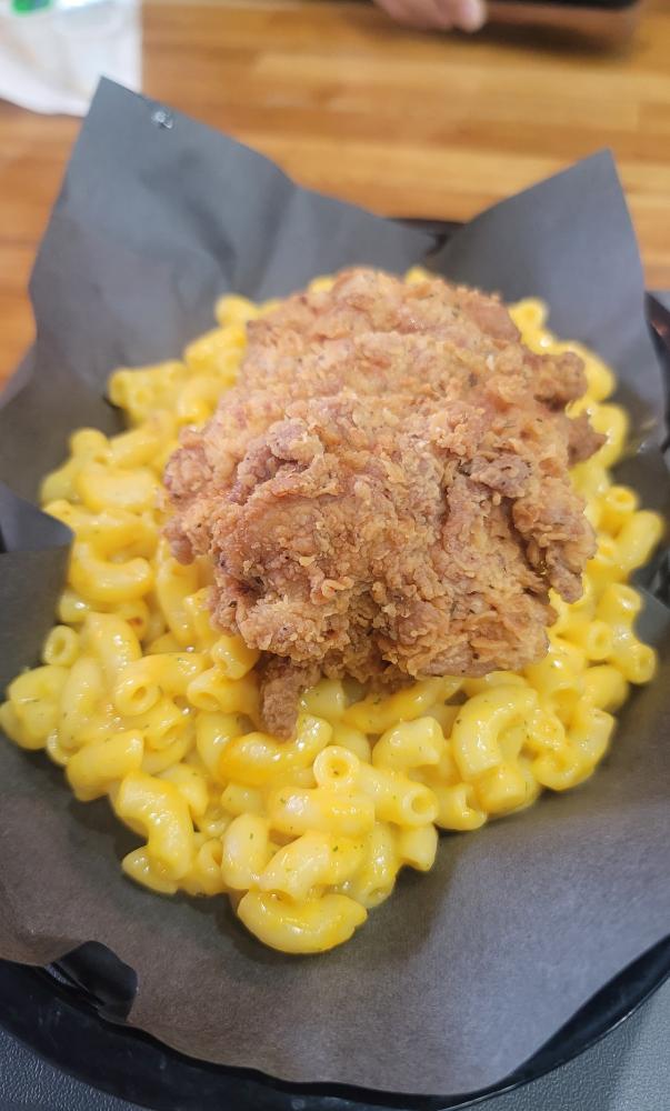 off the grid cafe chicken with mac n cheese